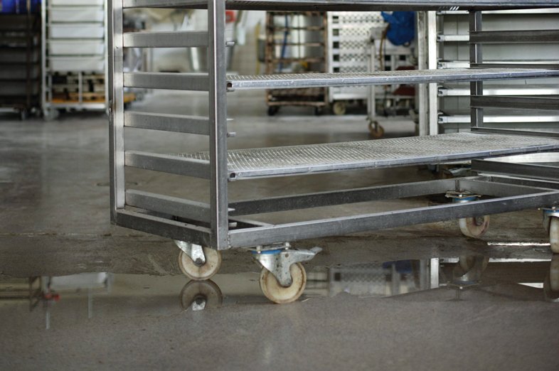Ausschnitt eines Blechewagens mit Blechen in einer Bäckerei